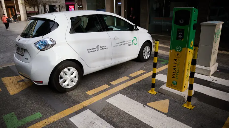 El concejal de Movilidad , Fermín Alonso, y el consejero de Desarrollo Económico y Empresarial, Mikel Irujo, presentan los nuevos puntos de recarga para vehículos eléctricos implantados en la ciudad. PABLO LASAOSA