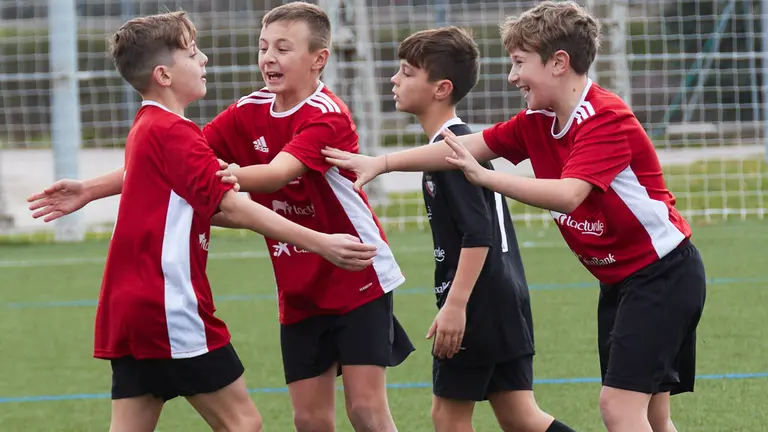 Sexta jornada del XL Torneo Interescolar de Fundaci&oacute;n Osasuna en categor&iacute;a mixta celebrado en las instalaciones de Tajonar. I&Ntilde;IGO ALZUGARAY