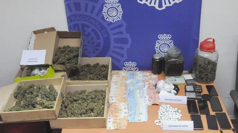 Objetos y droga incautados en la operaci&oacute;n. POLIC&Iacute;A NACIONAL