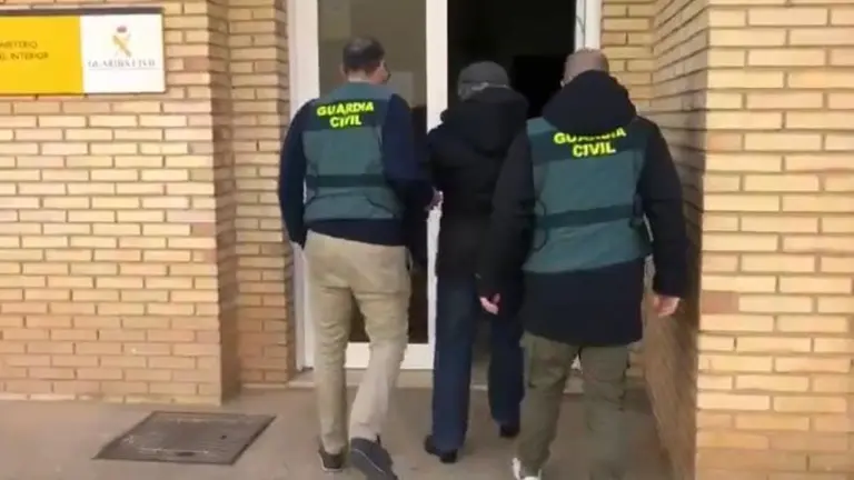 El detenido entrando junto a dos agentes de la Guardia Civil en la comandancia de Bu&ntilde;uel. GUARDIA CIVIL