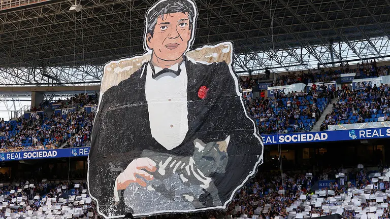 Una pancarta que conmemora los 200 partidos de Imanol Alguacil como entrenador de la Real Sociedad es desplegada en las gradas antes del partido de la Real Sociedad ante el Osasuna que se disputa este s&aacute;bado en el estadio Reale Arena. EFE/ Javier Etxezarreta