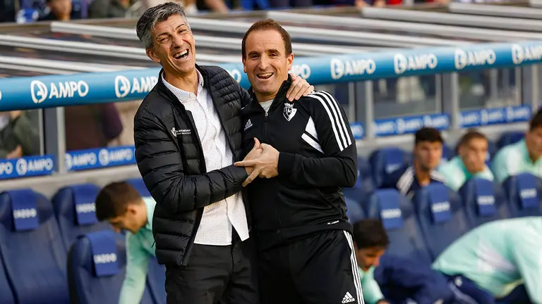 El entrenador de la Real Sociedad, Imanol Alguacil (i) y el del Osasuna, Jagoba Arrasate antes del partido de LaLiga que se disputa este s&aacute;bado en el estadio Reale Arena. EFE/ Javier Etxezarreta