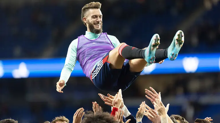 Roberto Torres sonr&iacute;e al ser 'manteado' por sus compa&ntilde;eros en el Reale Arena. CA Osasuna.