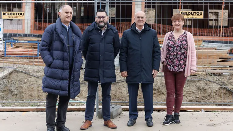 El concejal de Urbanismo, Industria y Empleo del Ayuntamiento de Sesma, Pedro Mangado; el director general de Administraci&oacute;n Local y Despoblaci&oacute;n, Jes&uacute;s M&ordf; Rodr&iacute;guez; el consejero de Cohesi&oacute;n Territorial, Bernardo Ciriza; y la alcaldesa de Sesma. - GOBIERNO DE NAVARRA