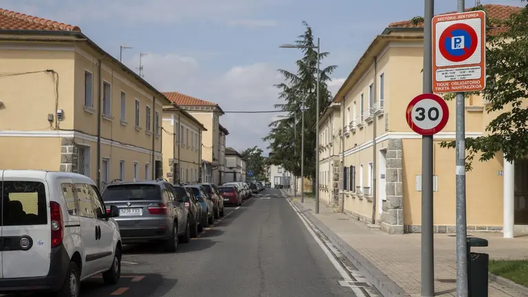 Imagen de una calle con estacionamiento regulado en la Chantrea de Pamplona. CEDIDA