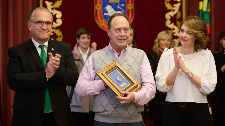 La asociaci&oacute;n de la Cabalgata de los Reyes Magos de Pamplona y el Ayuntamiento de Pamplona hacen entrega del Haba de Oro a La Gota de Leche. PABLO LASAOSA