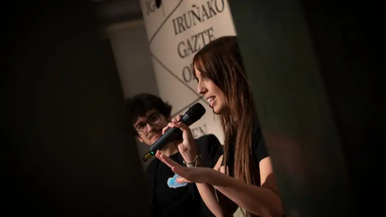 Los presentadores y participantes de la Joven Orquesta de Pamplona, Saioa Cuenca e I&ntilde;igo Hern&aacute;ndez, durante la rueda de prensa que han ofrecido este martes en Pamplona en donde han afirmado que la Orquesta apuesta por Navarra en su propuesta "Navidades en Casa" que se estrenar&aacute; este 5 de enero a las 12:00 horas en el Teatro Gayarre, y lo hace acompa&ntilde;ada de invitados como los grupos Ibil Bedi, Burutik, Skabidean y la colaboraci&oacute;n de Escuela Navarra de Jotas. EFE/Villar L&oacute;pez