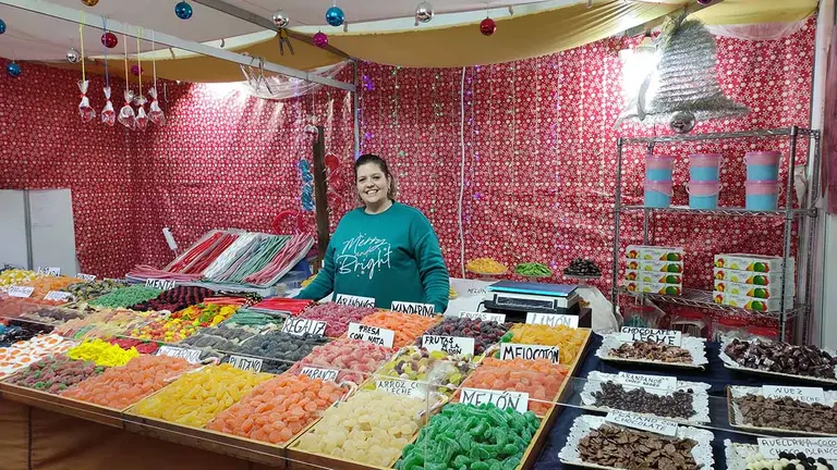 Puesto de chuches Caramelos el abuelo Domingo de la Feria de Navidad de la plaza de Toros. L.V.R.