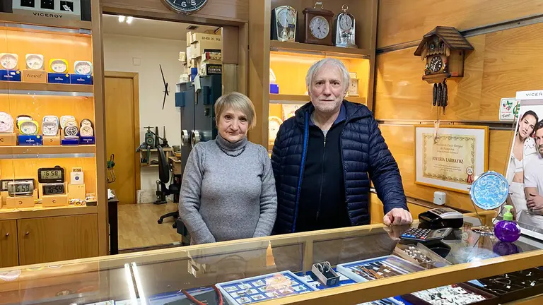 Mar&iacute;a Victoria y Jos&eacute; Joaqu&iacute;n Larrayoz en el interior de su tienda en Pamplona. Navarra.com