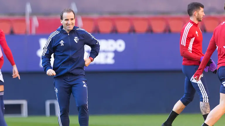 Jagoba Arrasate con sus jugadores en el estadio de El Sadar. CA Osasuna.