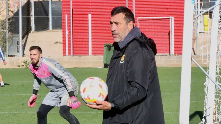 El t&eacute;cnico Raul Agn&eacute; en un entrenamiento con su equipo. @NASTICTARRAGONA.
