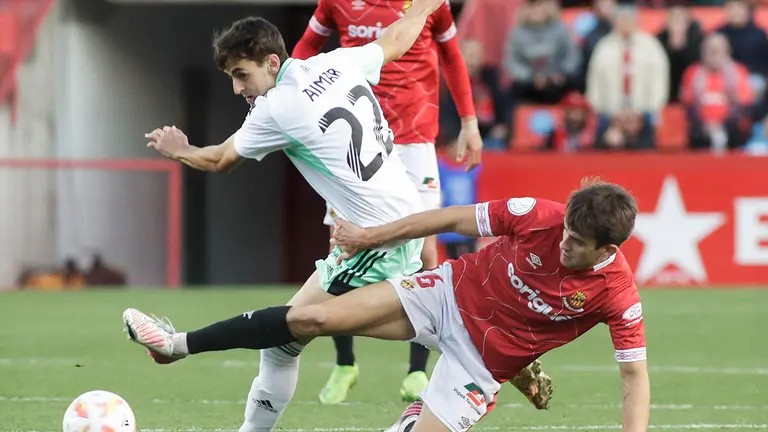El centrocampista del N&aacute;stic Gorostidi (d) intenta robar la posesi&oacute;n del bal&oacute;n ante la presencia del delantero del Osasuna Aimar (i), durante el partido de dieciseisavos de final de la Copa del Rey entre el N&agrave;stic de Tarragona y el Osasuna jugado esta tarde en el Estadi Costa Daurada de Tarragona. EFE/Quique Garcia