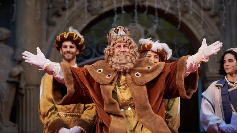 Los Reyes Magos atraviesan el Puente de la Magdalena y el Portal de Francia antes de su recibimiento en el Ayuntamiento de Pamplona. PABLO LASAOSA