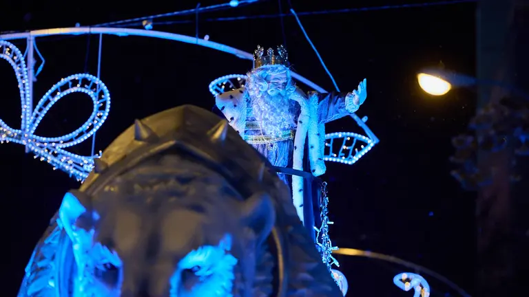 Los Reyes Magos desfilan por las calles de Pamplona durante la Cabalgata 2023.  PABLO LASAOSA
