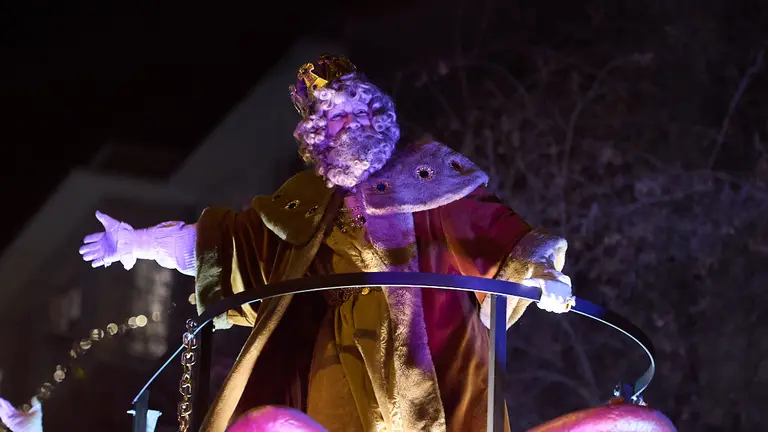 Los Reyes Magos desfilan por las calles de Pamplona durante la Cabalgata 2023.  PABLO LASAOSA