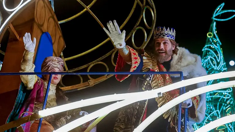 El rey Gaspar saluda a los ni&ntilde;os durante la Cabalgata de los Reyes Magos celebrada este jueves en Madrid. EFE/ Daniel Gonz&aacute;lez