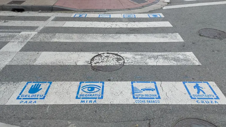 Burlada ha dibujado en sus pasos de cebra para hacerlos m&aacute;s accesibles. CEDIDA