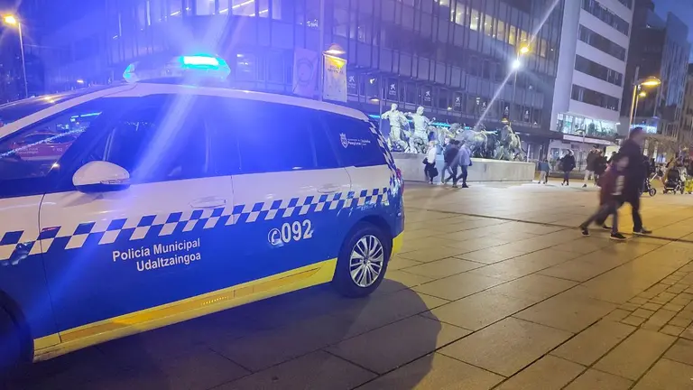 Un coche patrulla de la Polic&iacute;a Municipal de Pamplona por el centro de la ciudad. POLIC&Iacute;A MUNICIPAL DE PAMPLONA