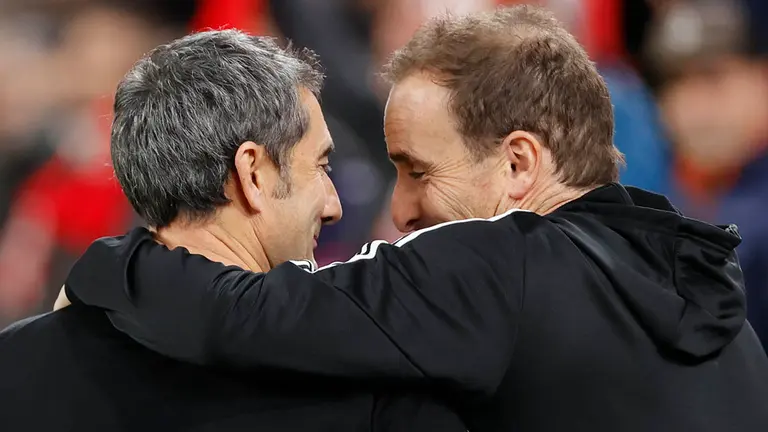 Los t&eacute;cnicos del Athletic Club, Ernesto Valverde (i) y de Osasuna, Jagoba Arrasate, se saludan antes del inicio del encuentro correspondiente a la jornada 16 de primera divisi&oacute;n que disputan hoy lunes en el estadio de San Mam&eacute;s, en Bilbao. EFE / Luis Tejido.