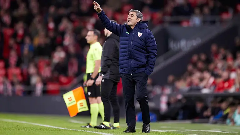 El t&eacute;cnico del Athletic Club, Ernesto Valverde, durante el encuentro correspondiente a la jornada 16 de primera divisi&oacute;n que disputan hoy lunes frente a Osasuna en el estadio de San Mam&eacute;s, en Bilbao. 
Ricardo Larreina / AFP7 / Europa Press