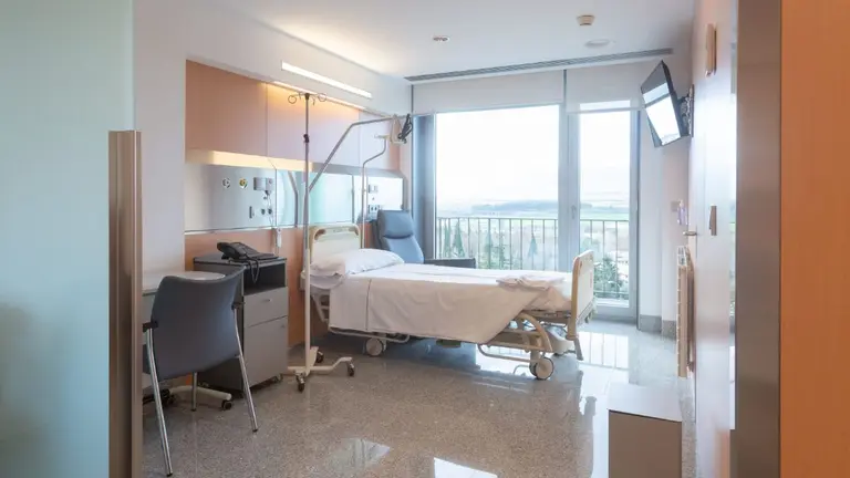 Habitaci&oacute;n reformada de la Cl&iacute;nica Universidad de Navarra en la sexta planta. CL&Iacute;NICA UNIVERSIDAD DE NAVARRA