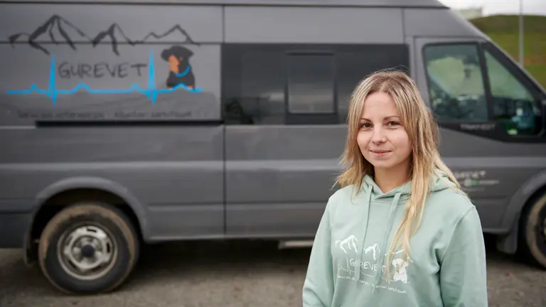 Teresa Etxarri ha fundadu GureVet la primera cl&iacute;nica veterinaria sobre ruedas. IRANZU LARRASOA&Ntilde;A