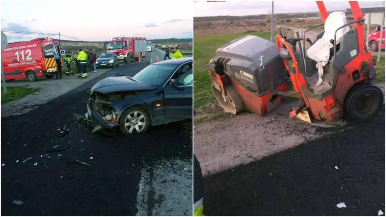 Imagen del coche y la apisonadora tras el siniestro. BOMBEROS DE NAVARRA