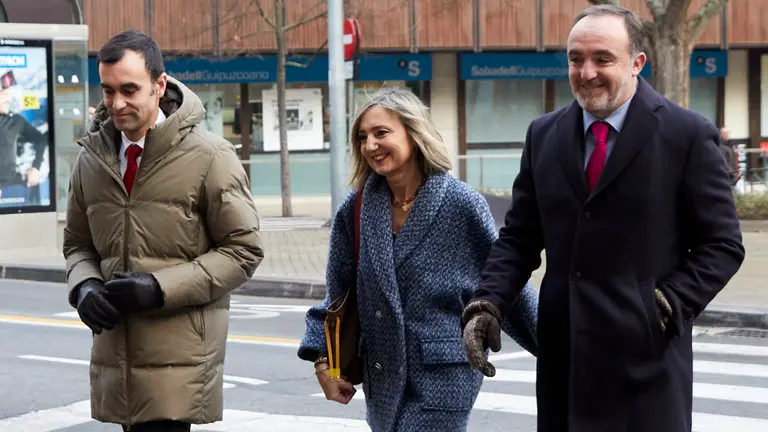 Ansa, Ibarrola y Esparza (Navarra Suma) en su llegada al pleno del Parlamento de Navarra. I&Ntilde;IGO ALZUGARAY