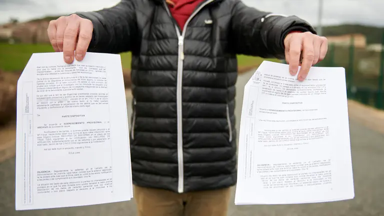 Un polic&iacute;a foral muestra las dos denuncias por malos tratos, ya archivadas, que le interpuso su exmujer. IRANZU LARRASOA&Ntilde;A