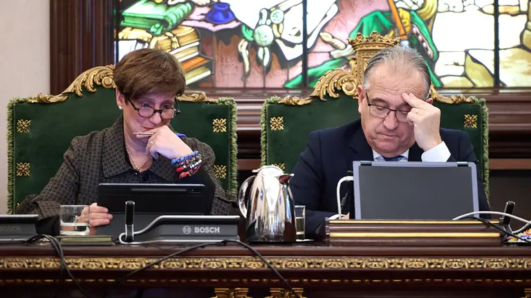 Ana Elizalde y Enrique Maya en el pleno del Ayuntamiento de Pamplona. PABLO LASAOSA