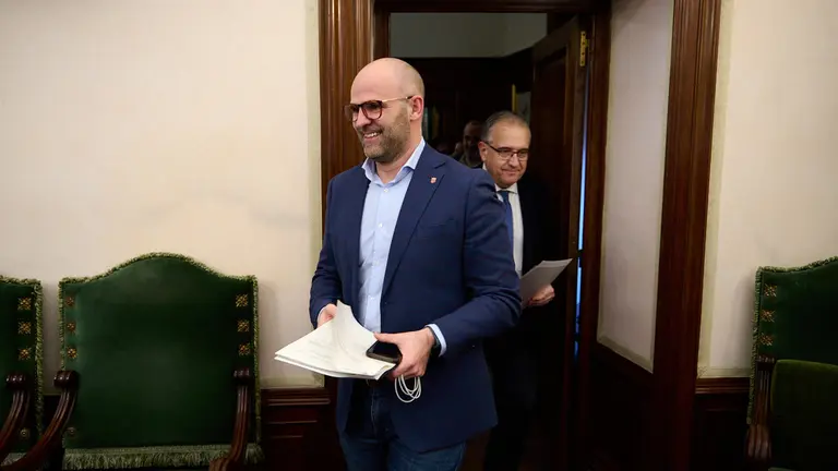 Fernando Aranguren y Enrique Maya acceden al sal&oacute;n de plenos del Ayuntamiento. PABLO LASAOSA