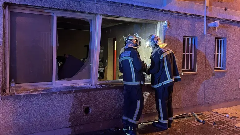 Bomberos de la Comunidad de Madrid recabando informaci&oacute;n que pudiera determinar las causas del incendio. 112 COMUNIDAD DE MADRID