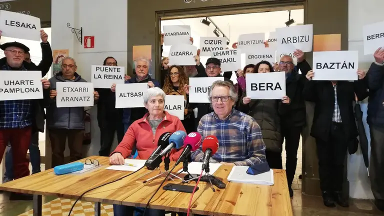 Gurutze Arregui y L&aacute;zaro Elizalde en una rueda de prensa de la Plataforma Navarra de Salud - EUROPA PRESS