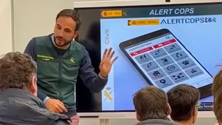 Un guardia civil explica el funcionamiento de Alert Cops a los usuarios de Tasubinsa. CEDIDA