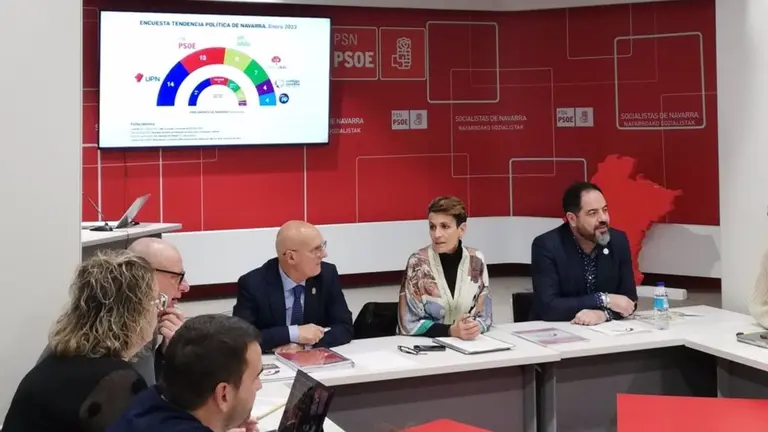 Mar&iacute;a Chivite en la Comisi&oacute;n Ejecutiva Regional del PSN con la encuesta interna de la formaci&oacute;n al fondo. - EUROPA PRESS