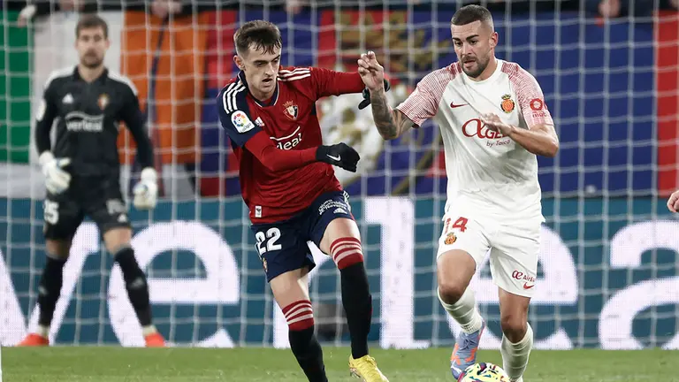 El centrocampista de Osasuna Aimar Oroz (i) pelea un bal&oacute;n con Dani Rodr&iacute;guez, del RCD Mallorca, durante el partido de la jornada 17 de LaLiga que enfrenta al CA Osasuna con RCD Mallorca, este s&aacute;bado en el estadio de El Sadar, en Pamplona. EFE/Jes&uacute;s Diges