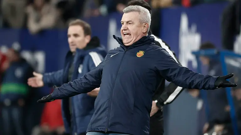 El entrenador del RCD Mallorca, Javier Aguirre, reacciona durante el partido que enfrenta al CA Osasuna y al RCD Mallorca, y que se disputa este s&aacute;bado en el estadio El Sadar de Pamplona, (Navarra). EFE/ Jesus Diges