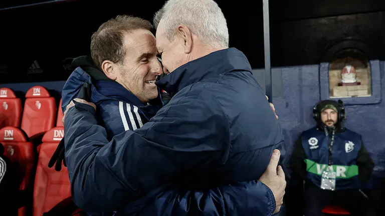 El entrenador del RCD Mallorca, Javier Aguirre (d) y su h&oacute;mologo en el CA Osasuna, Jagoba Arrasate (i), este s&aacute;bado, momentos antes de iniciar el partido que enfrenta al RCD Mallorca y al CA Osasuna, y que se disputa en el estadio El Sadar de Pamplona, (Navarra). EFE/ Jesus Diges