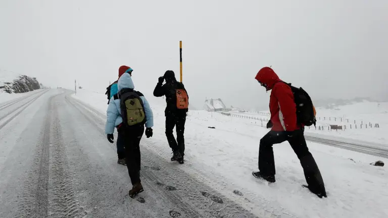 Varias personas disfrutan de la nieve en la estaci&oacute;n navarra de Larra-Belagua. El D&iacute;a Mundial de la Nieve hace honor a su cita con nuevas precipitaciones, pero numerosas estaciones de esqu&iacute; permanecen cerradas en el inicio de este 2023 que, seg&uacute;n subrayan varios meteor&oacute;logos, est&aacute; siendo "uno de los a&ntilde;os con menor cota de nieve" a estas alturas del invierno. EFE/Jes&uacute;s Diges