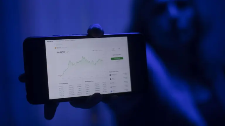 Una internauta utiliza una web para invertir en criptomonedas - Eduardo Parra - Europa Press - Archivo