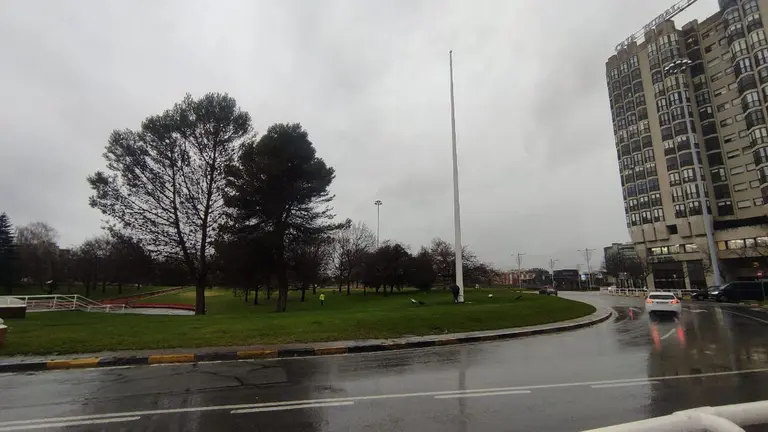 Imagen del poste que sustenta la bandera de Navarra vac&iacute;o. LUC&Iacute;A VALERO