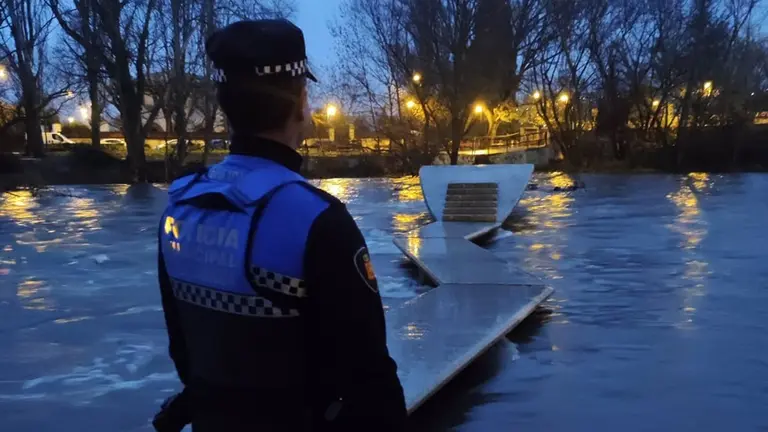 Agentes de Polic&iacute;a Municipal, en las pasarelas del Arga. POLIC&Iacute;A MUNICIPAL