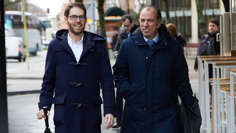 Llegada de Carlos Garc&iacute;a Adanero y Sergio Sayas a la sede del PP, donde han sido recibidos por el l&iacute;der del partido en Navarra, Javier Garc&iacute;a, antes de la reuni&oacute;n para analizar la posible integraci&oacute;n de los dos diputados en la estructura del PPN. I&Ntilde;IGO ALZUGARAY
