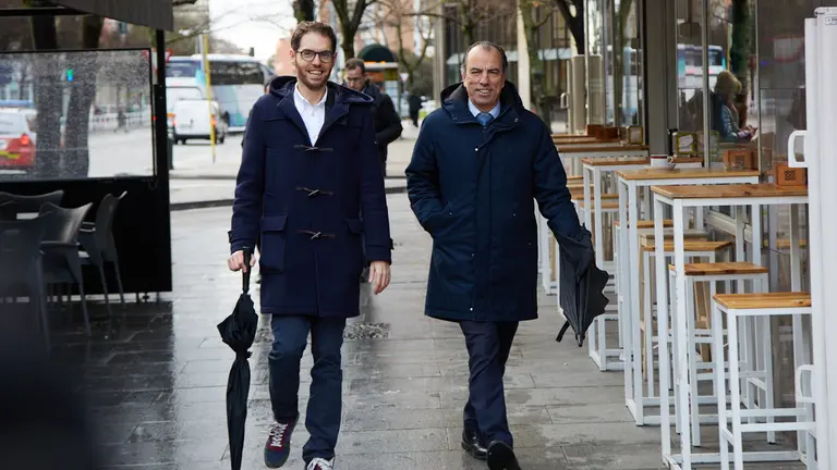 Llegada de Carlos Garc&iacute;a Adanero y Sergio Sayas a la sede del PP, donde han sido recibidos por el l&iacute;der del partido en Navarra, Javier Garc&iacute;a, antes de la reuni&oacute;n para analizar la posible integraci&oacute;n de los dos diputados en la estructura del PPN. I&Ntilde;IGO ALZUGARAY