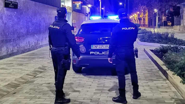 Los tres polic&iacute;as nacionales heridos fueron golpeados por dos hombres a los que estaban identificando por provocar altercados en un bar de Pamplona. CEDIDO