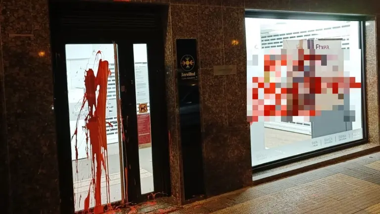 Imagen de una de las entidades bancarias da&ntilde;adas con pintura - POLIC&Iacute;A MUNICIPAL