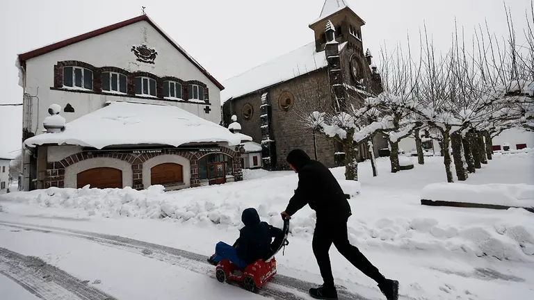 GRAFCAV4160. BURGUETE, 18/01/2023.- Dos ni&ntilde;os disfrutan con sus rineos entre la nieve acumulada en la localidad de Burguete. El temporal de nieve que afecta sobre todo al norte de la comunidad se ha reactivado esta tarde produci&eacute;ndose cortes en algunas de las carreteras. La Agencia Estatal de Meteorolog&iacute;a ha dado alerta naranja por nieve este mi&eacute;rcoles para toda Navarra salvo la Ribera y de nivel amarillo por riesgo de aludes para Pirineos. Seg&uacute;n indica la Aemet, en Pirineos se puede alcanzar un espesor de nieve de 20 cent&iacute;metros en 24 horas a partir de los 900-1000 metros de altitud, y en la vertiente cant&aacute;brica y el centro de la comunidad, 10 cent&iacute;metros en 24 horas, por encima de los 500 metros en la vertiente cant&aacute;brica y de los 700 en el centro de la comunidad, aunque la cota de nieve estar&aacute; situada en torno a los 300-400 metros. EFE/ Jes&uacute;s Diges
