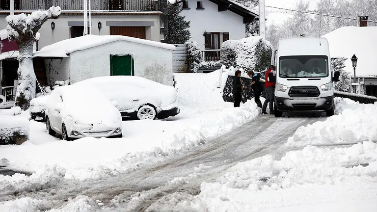 GRAFCAV4139. GORRITI, 18/01/2023.- Dos personas compran el pan en la localidad de Goriti en una jornada donde la Agencia Estatal de Meteorolog&iacute;a ha dado alerta naranja por nieve este mi&eacute;rcoles para toda Navarra salvo la Ribera y de nivel amarillo por riesgo de aludes para Pirineos. Seg&uacute;n indica la Aemet, en Pirineos se puede alcanzar un espesor de nieve de 20 cent&iacute;metros en 24 horas a partir de los 900-1000 metros de altitud, y en la vertiente cant&aacute;brica y el centro de la comunidad, 10 cent&iacute;metros en 24 horas, por encima de los 500 metros en la vertiente cant&aacute;brica y de los 700 en el centro de la comunidad, aunque la cota de nieve estar&aacute; situada en torno a los 300-400 metros. EFE/ Jes&uacute;s Diges
