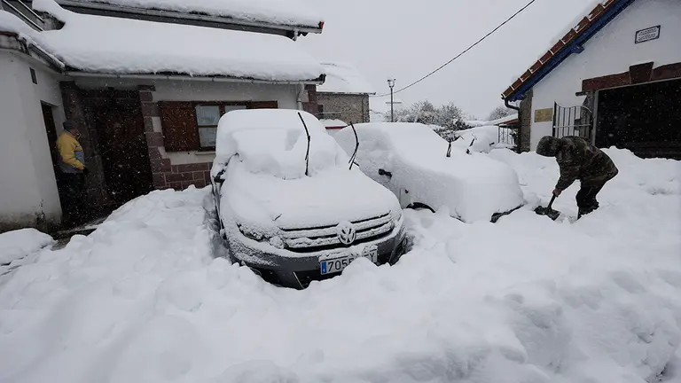 GRAFCAV4159. ESPINAL, 18/01/2023.-  Una persona retira la nieve de un veh&iacute;culo en la localidad de Espinal, el temporal de nieve que afecta sobre todo al norte de la comunidad se ha reactivado esta tarde produci&eacute;ndose cortes en algunas de las carreteras. La Agencia Estatal de Meteorolog&iacute;a ha dado alerta naranja por nieve este mi&eacute;rcoles para toda Navarra salvo la Ribera y de nivel amarillo por riesgo de aludes para Pirineos. Seg&uacute;n indica la Aemet, en Pirineos se puede alcanzar un espesor de nieve de 20 cent&iacute;metros en 24 horas a partir de los 900-1000 metros de altitud, y en la vertiente cant&aacute;brica y el centro de la comunidad, 10 cent&iacute;metros en 24 horas, por encima de los 500 metros en la vertiente cant&aacute;brica y de los 700 en el centro de la comunidad, aunque la cota de nieve estar&aacute; situada en torno a los 300-400 metros. EFE/ Jes&uacute;s Diges
