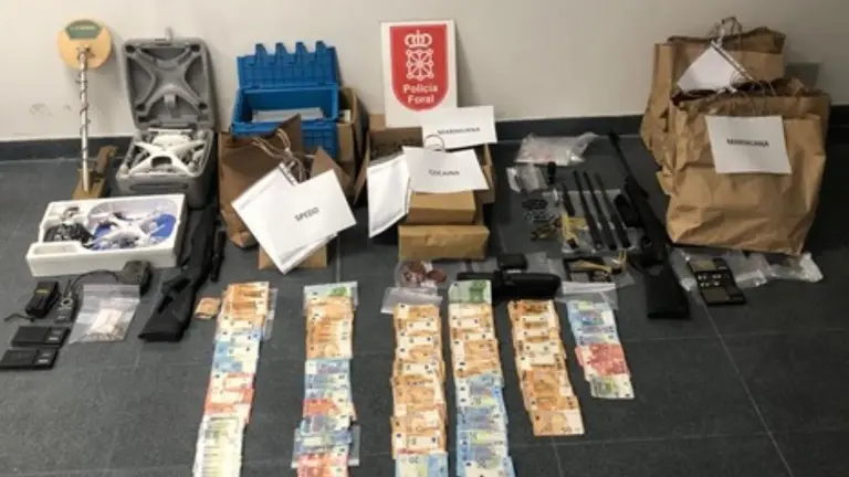 Drogas, armas y dinero incautados en la operaci&oacute;n. - POLIC&Iacute;A FORAL